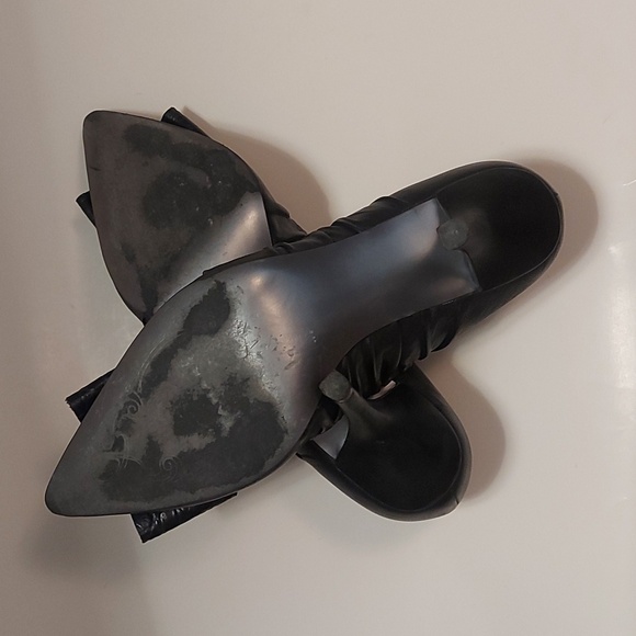 Tahari leather heels/ pumps with a bow - Picture 4 of 5